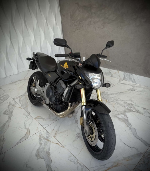 Hornet preta 
