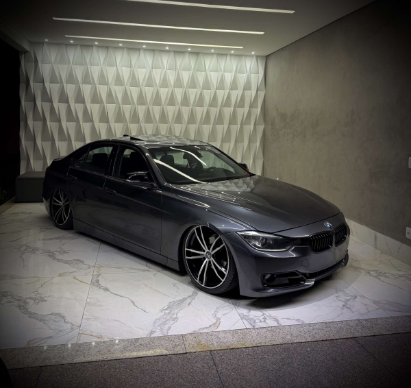 BMW 320 i com teto 